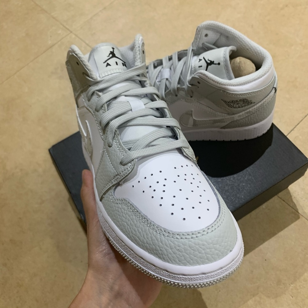 Air Jordan 1 mid Dust Grey GS - Picture 3 of 7